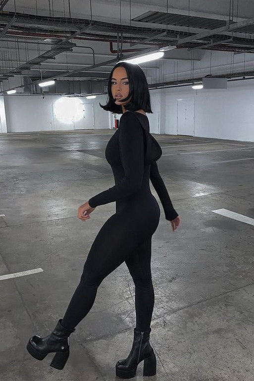 Célindra - Schwarzer Nahtloser Jumpsuit mit Tiefem Ausschnitt und Langen Ärmeln
