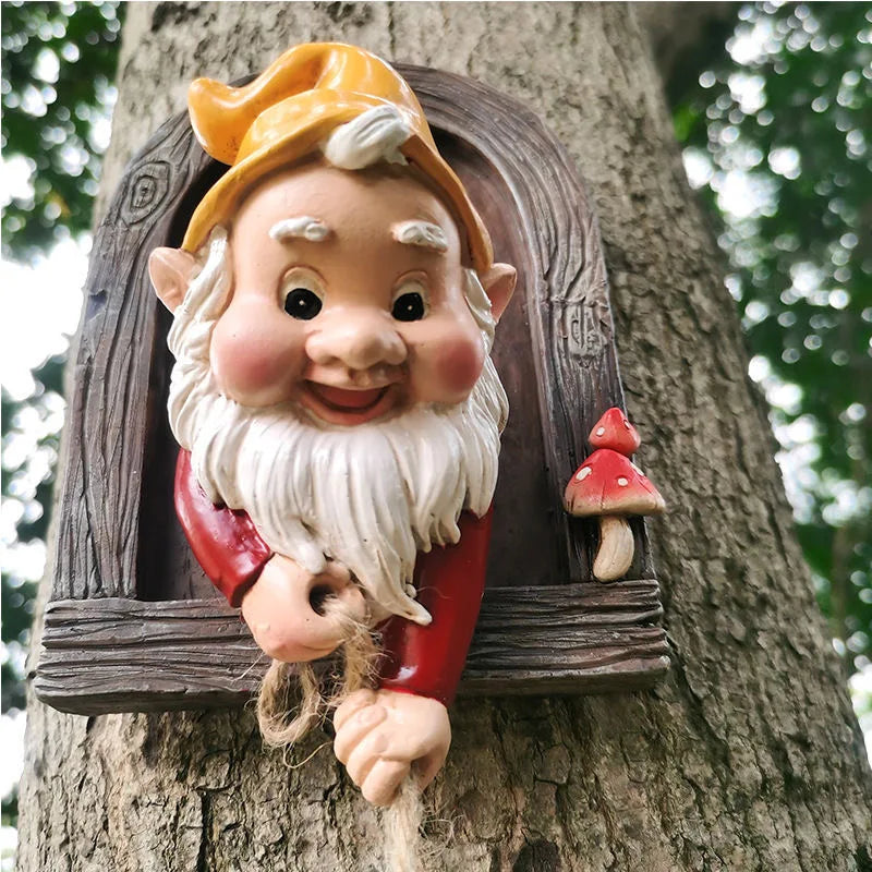 Kletternder Gartenzwerg mit Seil – Lustige Baumdeko Figur für Garten & Balkon