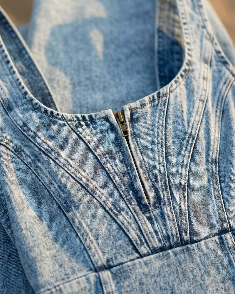 Figurbetontes Denim Midikleid mit Reißverschluss – Modernes Bodycon Kleid für Damen