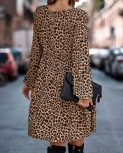 Ambrélisse - Weites Kleid mit langen Ärmeln im Leopardenmuster