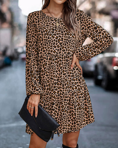 Ambrélisse - Weites Kleid mit langen Ärmeln im Leopardenmuster