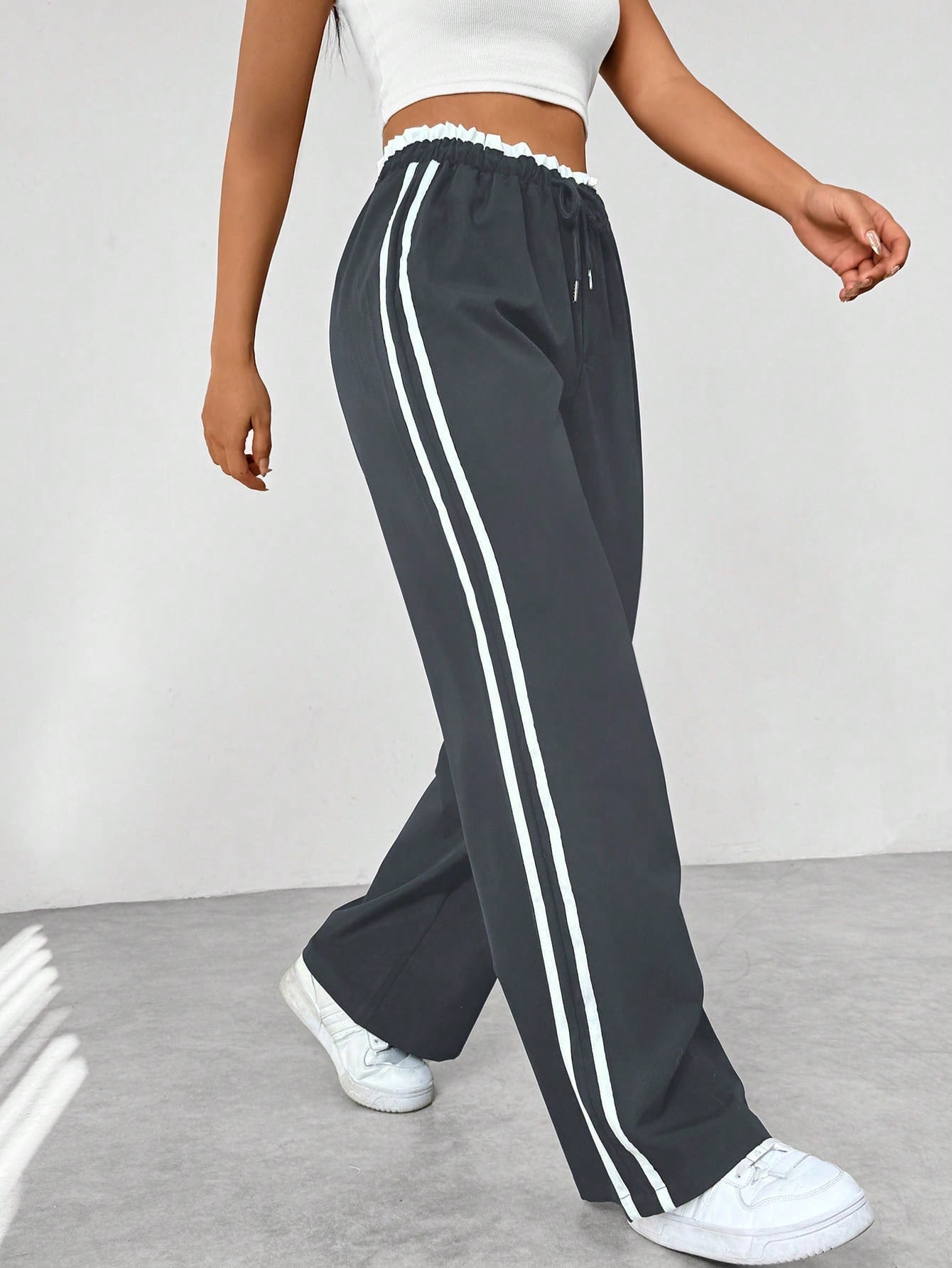 Bequeme Damen Jogginghose mit Seitenstreifen – Locker geschnittene Freizeit- & Sporthose
