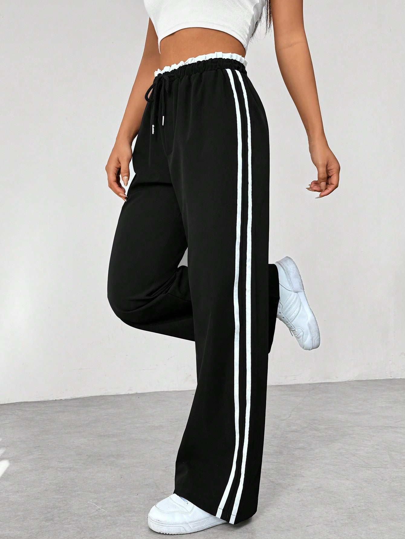 Bequeme Damen Jogginghose mit Seitenstreifen – Locker geschnittene Freizeit- & Sporthose