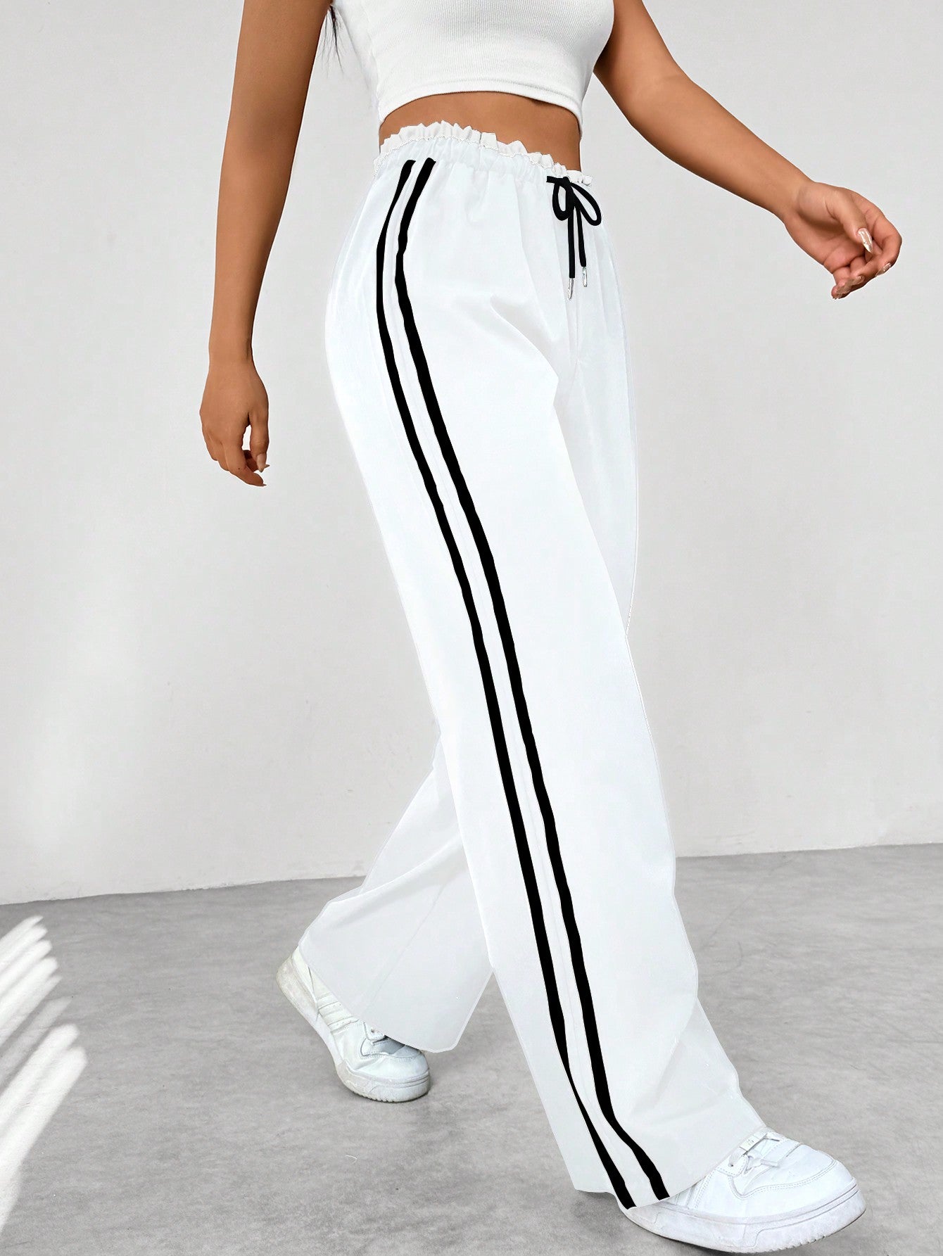 Bequeme Damen Jogginghose mit Seitenstreifen – Locker geschnittene Freizeit- & Sporthose