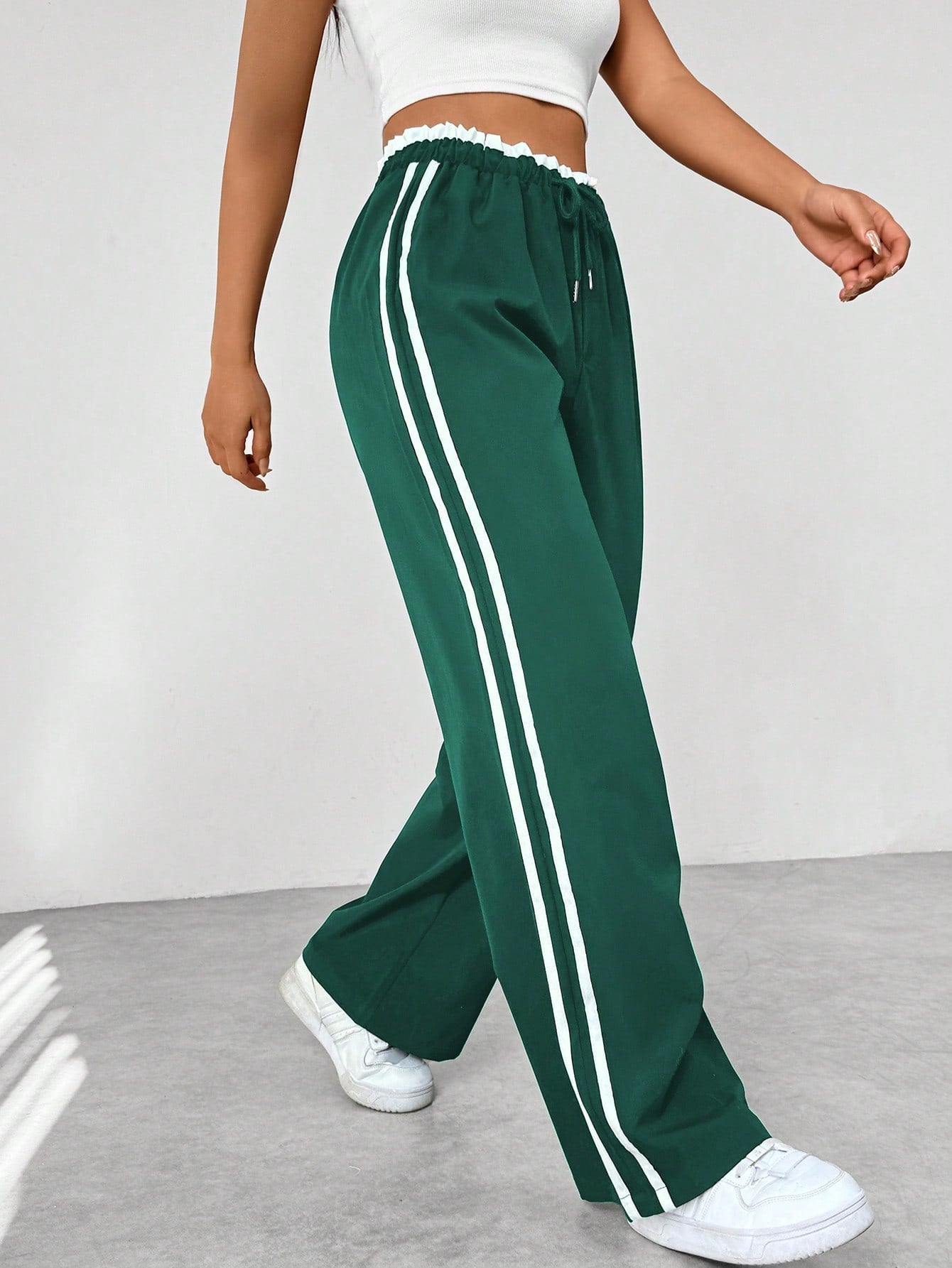 Bequeme Damen Jogginghose mit Seitenstreifen – Locker geschnittene Freizeit- & Sporthose