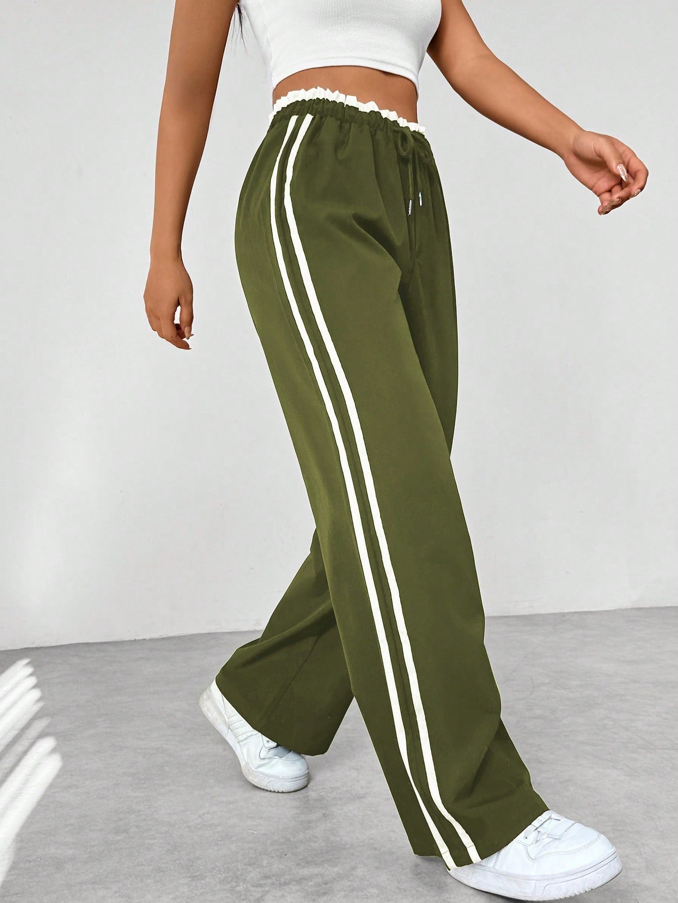 Bequeme Damen Jogginghose mit Seitenstreifen – Locker geschnittene Freizeit- & Sporthose