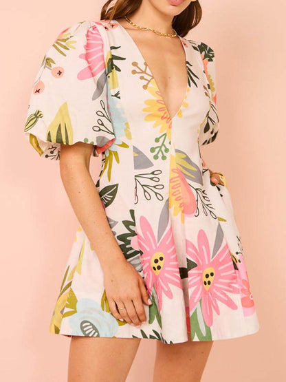 Olivianne - Mini-Kleid Cora Weiß mit Puffärmeln und V-Ausschnitt mit Buntem Blumenmuster