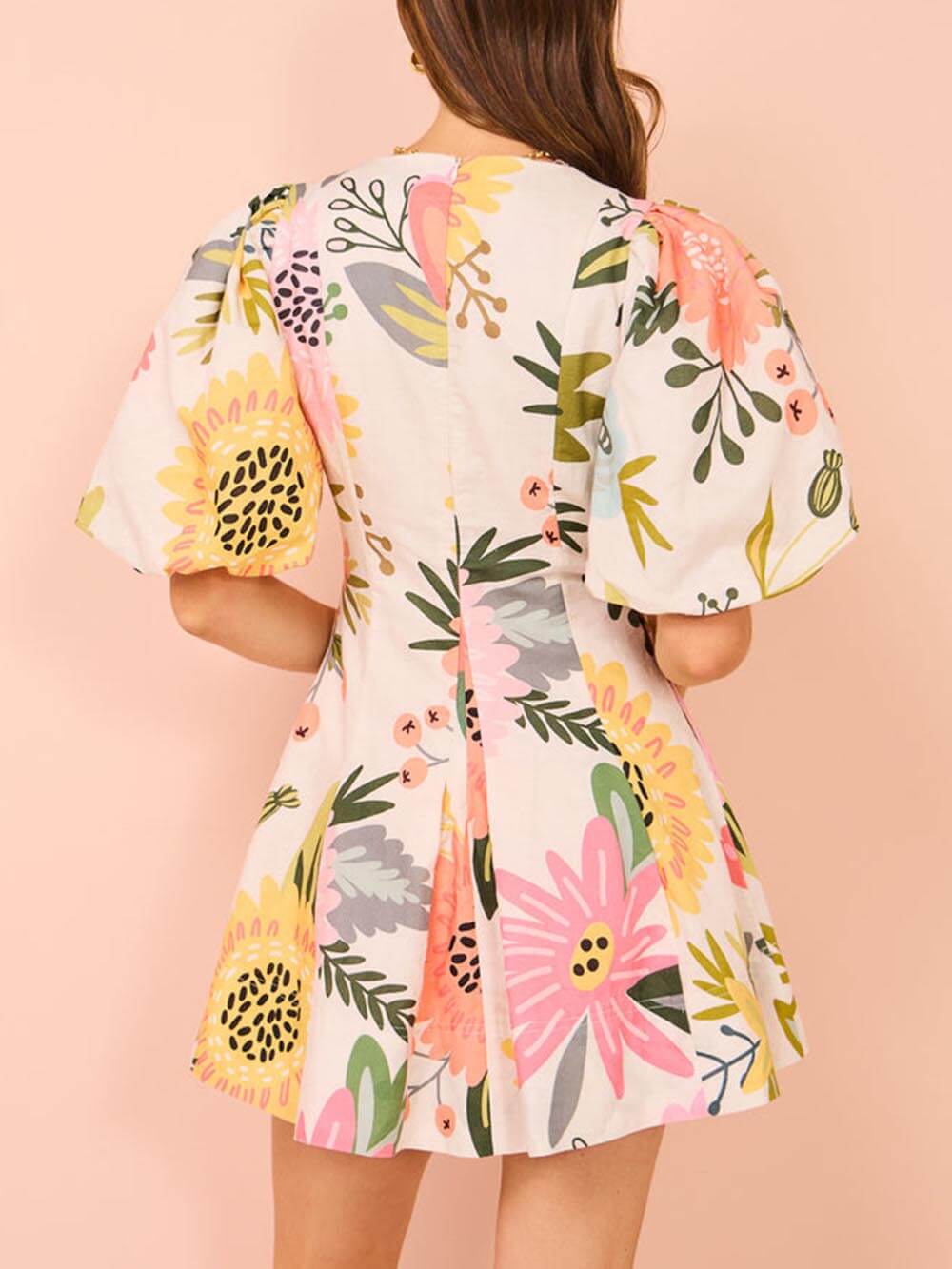 Olivianne - Mini-Kleid Cora Weiß mit Puffärmeln und V-Ausschnitt mit Buntem Blumenmuster