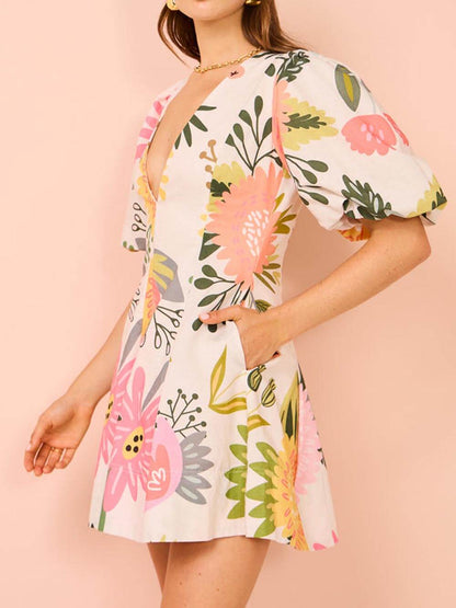 Olivianne - Mini-Kleid Cora Weiß mit Puffärmeln und V-Ausschnitt mit Buntem Blumenmuster