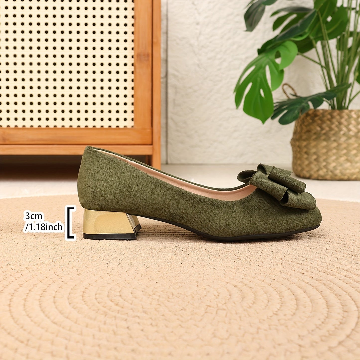 Nolwenn - Sommerliche Ballerina-Sandalen aus grüner Wildleder mit goldenem Blockabsatz und Schleife