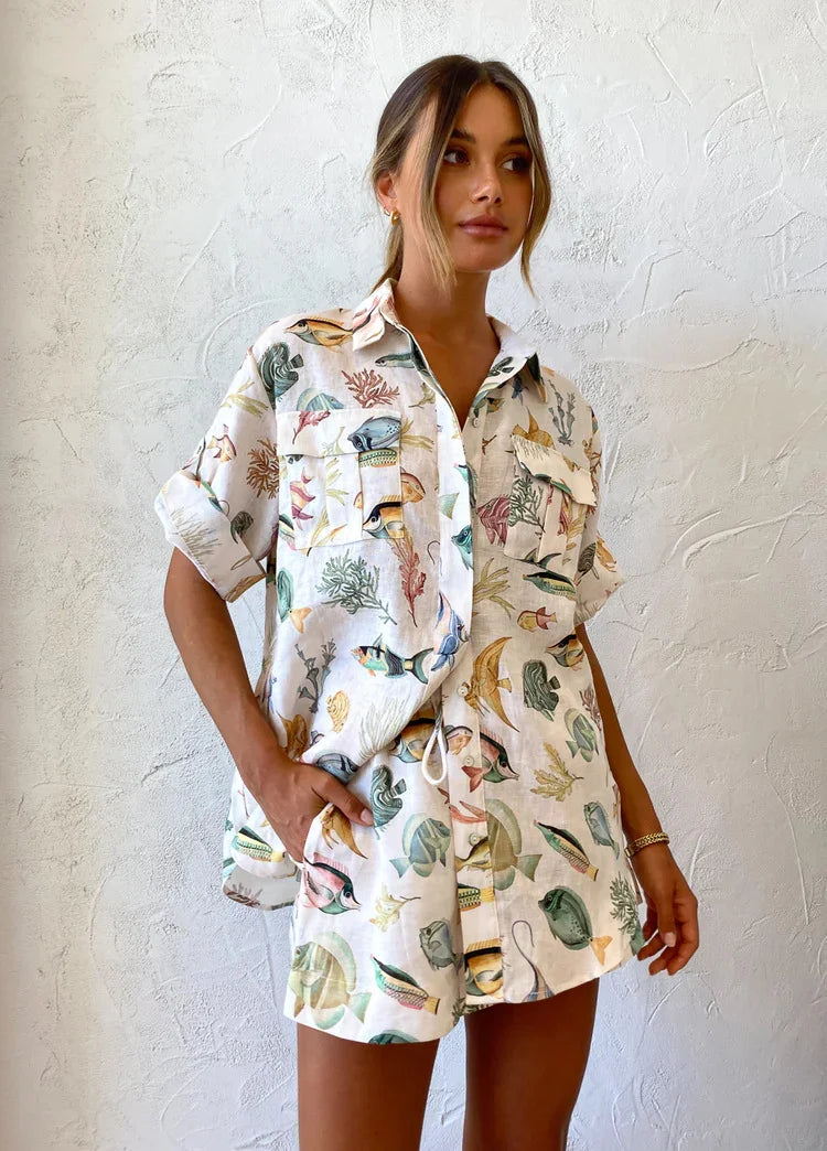 Vivienne - Elegantes und Leichtes Sommerensemble aus Leinen mit Fischmuster, bestehend aus einem Kurzarmhemd und einer hochgeschnittenen Shorts für Damen