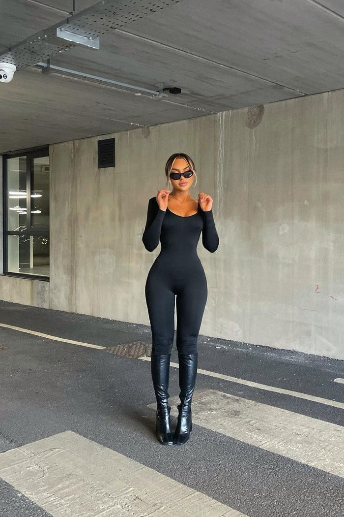 Célindra - Schwarzer Nahtloser Jumpsuit mit Tiefem Ausschnitt und Langen Ärmeln