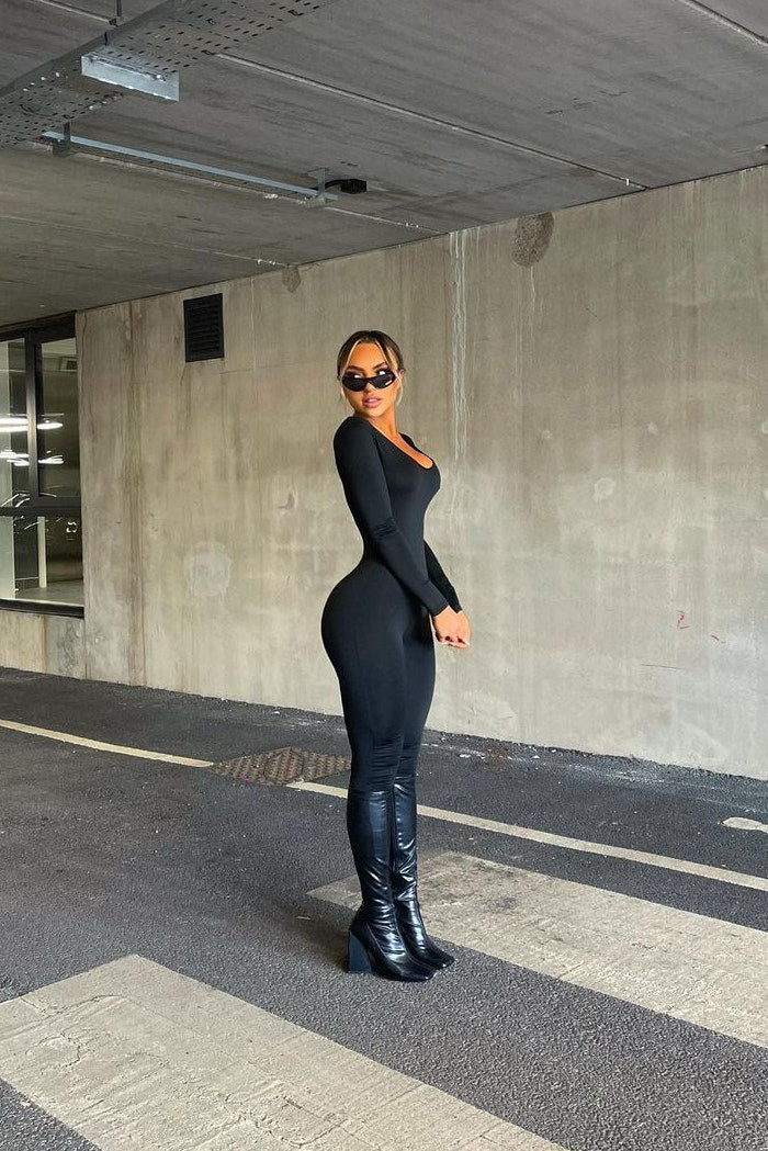 Célindra - Schwarzer Nahtloser Jumpsuit mit Tiefem Ausschnitt und Langen Ärmeln