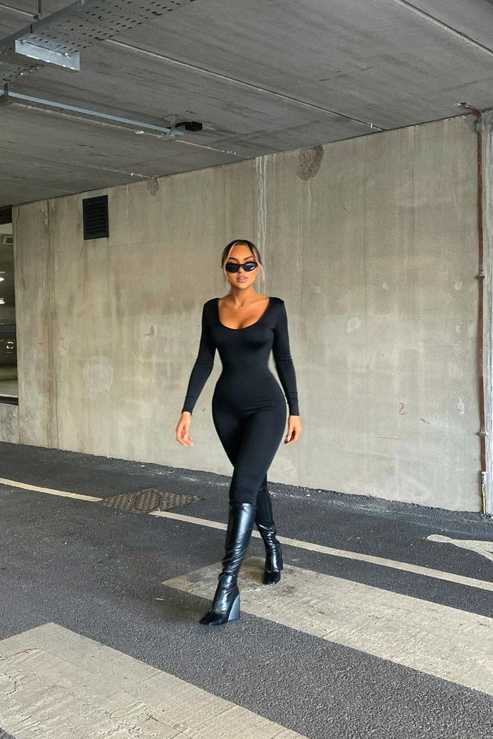 Célindra - Schwarzer Nahtloser Jumpsuit mit Tiefem Ausschnitt und Langen Ärmeln