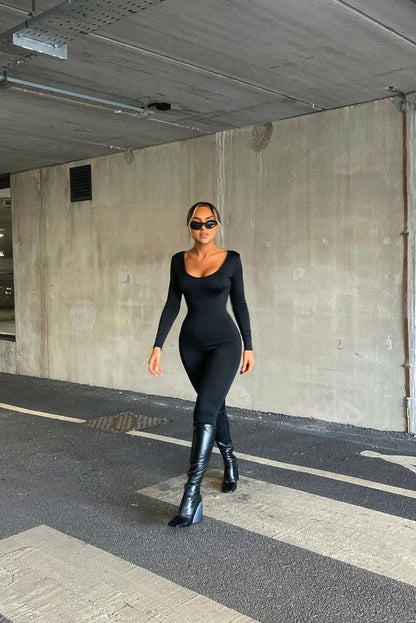 Célindra - Schwarzer Nahtloser Jumpsuit mit Tiefem Ausschnitt und Langen Ärmeln