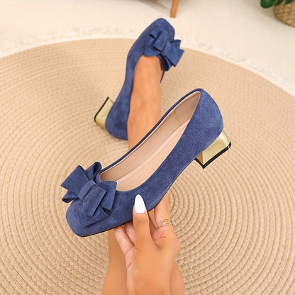 Nolwenn - Sommerliche Ballerina-Sandalen aus grüner Wildleder mit goldenem Blockabsatz und Schleife