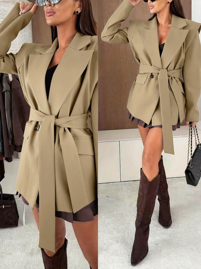 Auréva - Eleganter Frühlingsblazer mit Betonten Schultern und Gürtel für eine feminine Silhouette