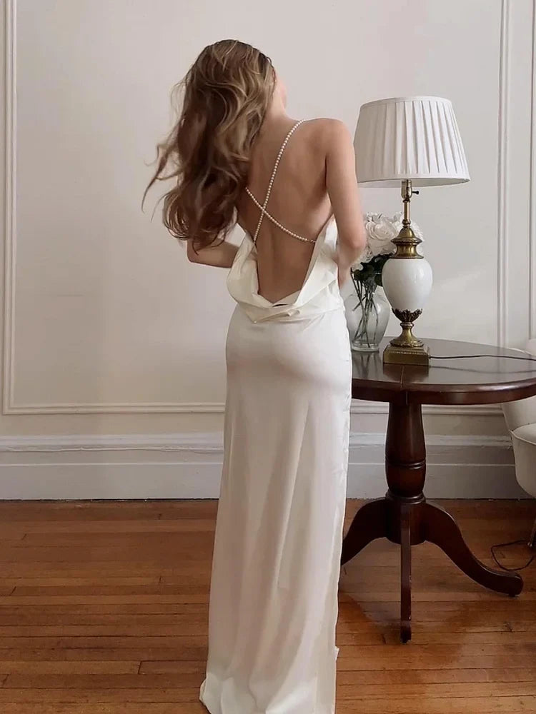 Marivelle - Elegantes Satin-Kleid in Weiß mit Offenem Rücken, Perlendetails, Tiefem V-Ausschnitt und Seitenschlitz