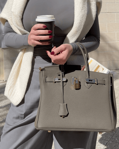 Salomé - Mirabella – Subtiler Luxus-Handtasche aus veganem Leder mit goldenen Details, einfarbig