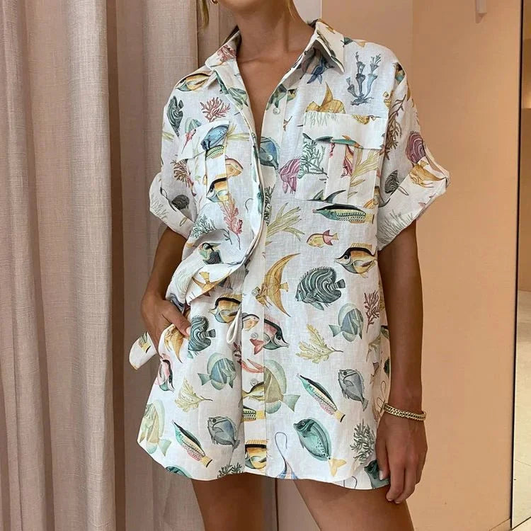 Vivienne - Elegantes und Leichtes Sommerensemble aus Leinen mit Fischmuster, bestehend aus einem Kurzarmhemd und einer hochgeschnittenen Shorts für Damen