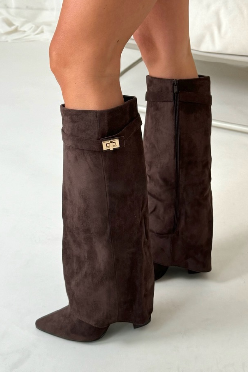 Maëline - Elegante Hohe Stiefel aus Wildleder mit Überschlag und Goldenen Details