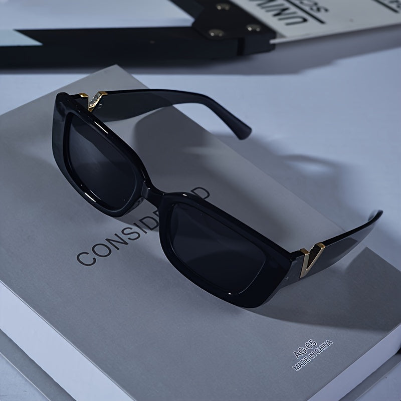 Schmale Retro Sonnenbrille mit UV-Schutz für Damen – Elegante Statement Shades mit Metall-Detail