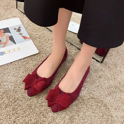 Nolwenn - Sommerliche Ballerina-Sandalen aus grüner Wildleder mit goldenem Blockabsatz und Schleife