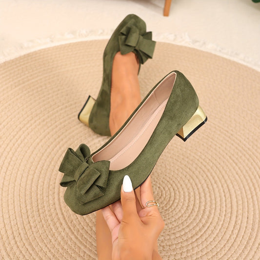Nolwenn - Sommerliche Ballerina-Sandalen aus grüner Wildleder mit goldenem Blockabsatz und Schleife