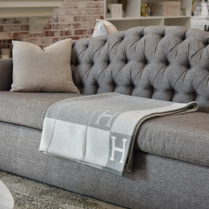 Luxuriöse Designer Wohndecke mit H-Muster – Weiche Kuscheldecke für Sofa & Bett