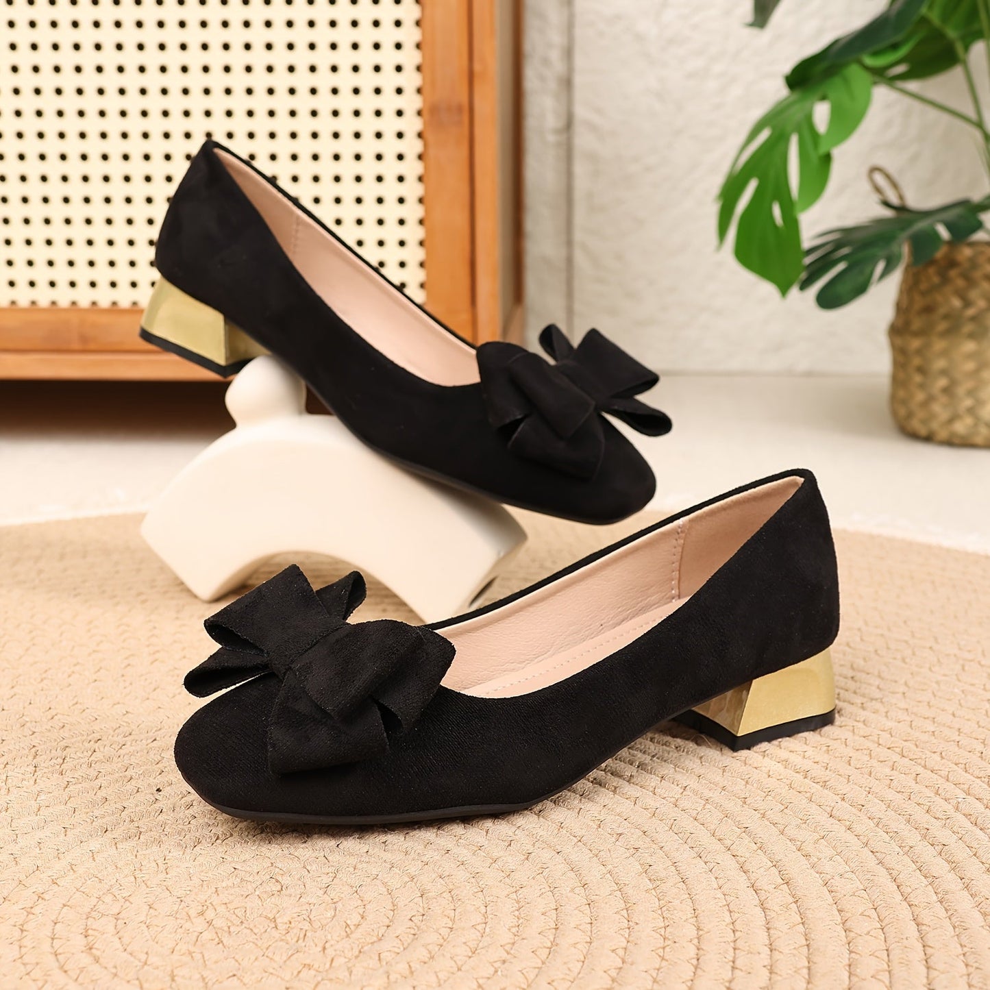 Nolwenn - Sommerliche Ballerina-Sandalen aus grüner Wildleder mit goldenem Blockabsatz und Schleife