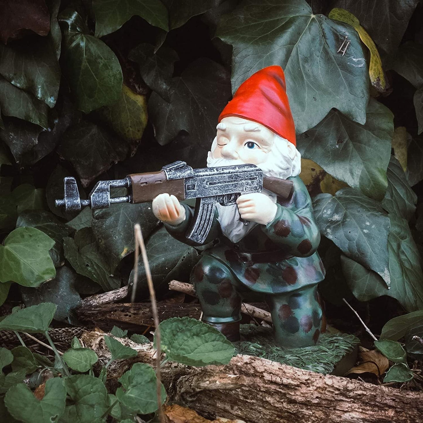 Lustige Garten Zwerg Figur mit Soldaten Design – Originelle Outdoor Deko für Garten & Terrasse