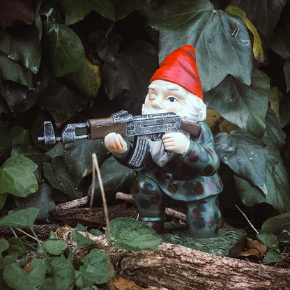Lustige Garten Zwerg Figur mit Soldaten Design – Originelle Outdoor Deko für Garten & Terrasse