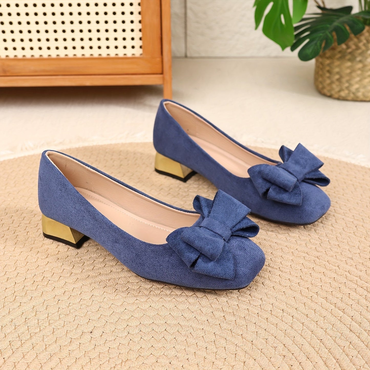 Nolwenn - Sommerliche Ballerina-Sandalen aus grüner Wildleder mit goldenem Blockabsatz und Schleife