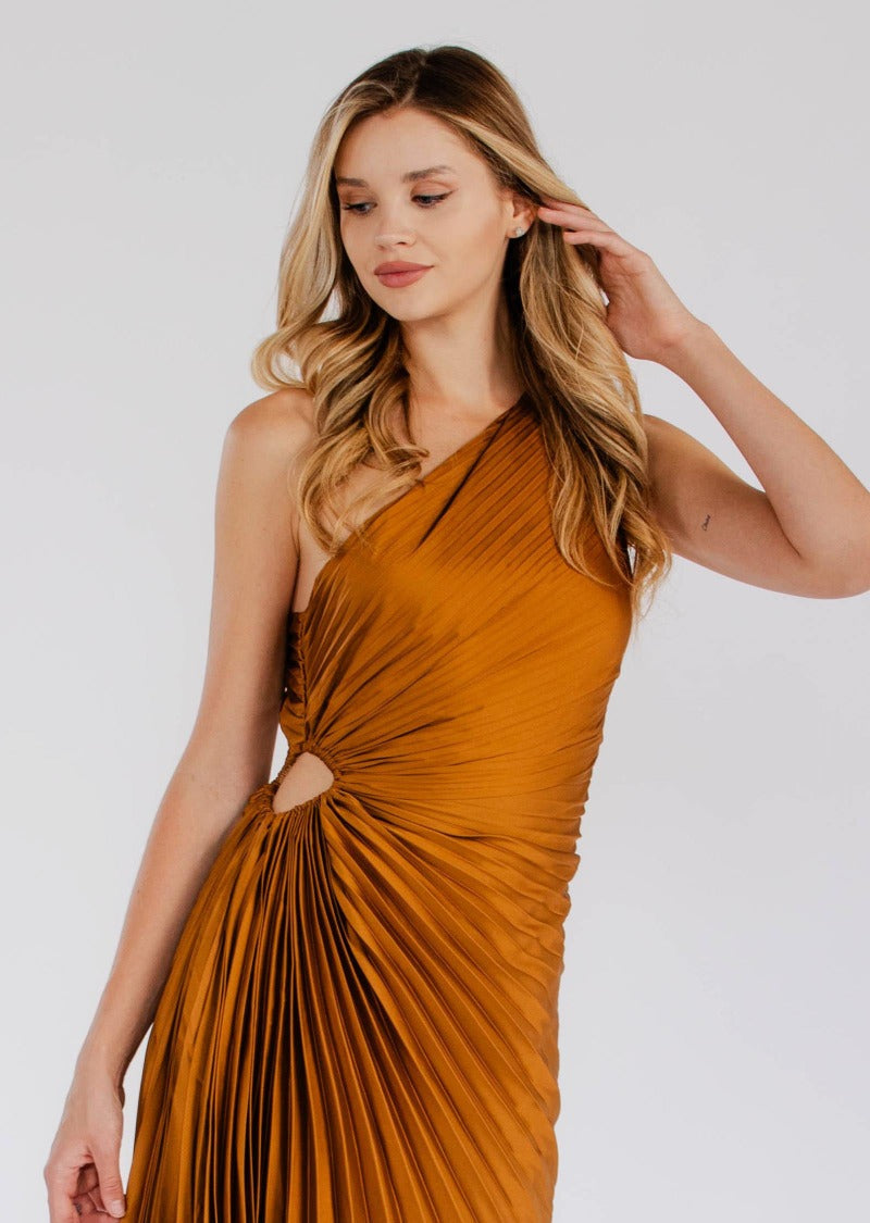 Féline - Plissiertes Sommerkleid mit einem Schulterdesign im Göttinnenstil und seitlichem Schlitz