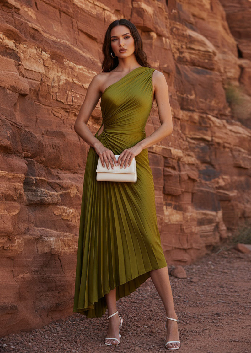 Féline - Plissiertes Sommerkleid mit einem Schulterdesign im Göttinnenstil und seitlichem Schlitz