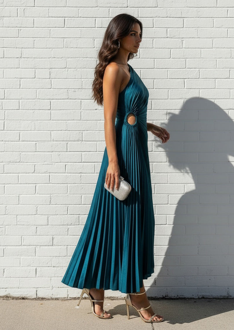 Féline - Plissiertes Sommerkleid mit einem Schulterdesign im Göttinnenstil und seitlichem Schlitz