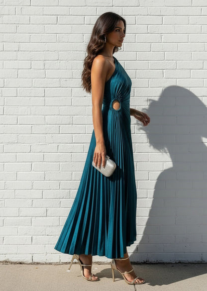 Féline - Plissiertes Sommerkleid mit einem Schulterdesign im Göttinnenstil und seitlichem Schlitz