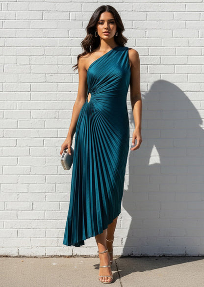 Féline - Plissiertes Sommerkleid mit einem Schulterdesign im Göttinnenstil und seitlichem Schlitz