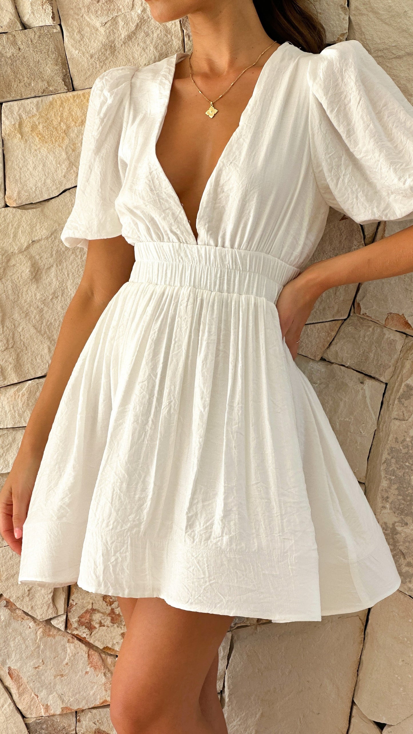 Tief ausgeschnittenes Minikleid für Damen – Elegantes Sommerkleid mit Puffärmeln & Taillierter Passform