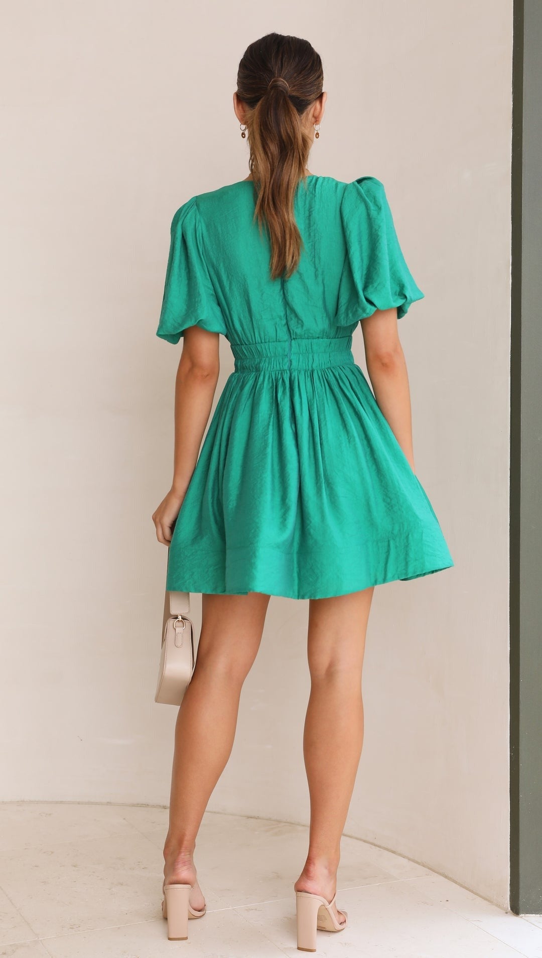 Tief ausgeschnittenes Minikleid für Damen – Elegantes Sommerkleid mit Puffärmeln & Taillierter Passform
