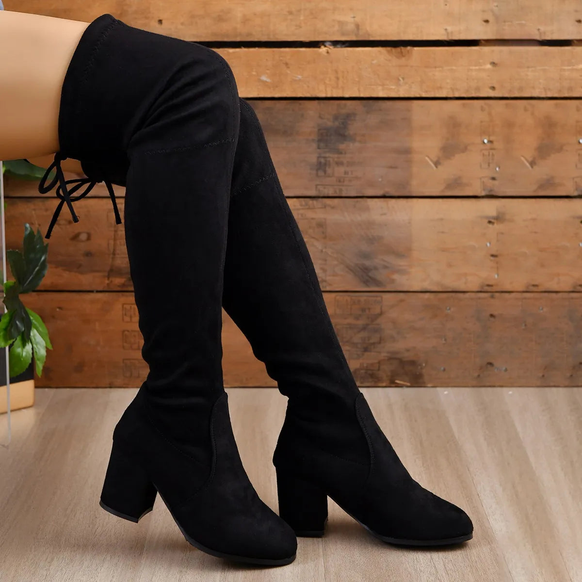 Éliarande - Schwarze Overknee-Stiefel aus Wildleder mit Schleife und Blockabsatz