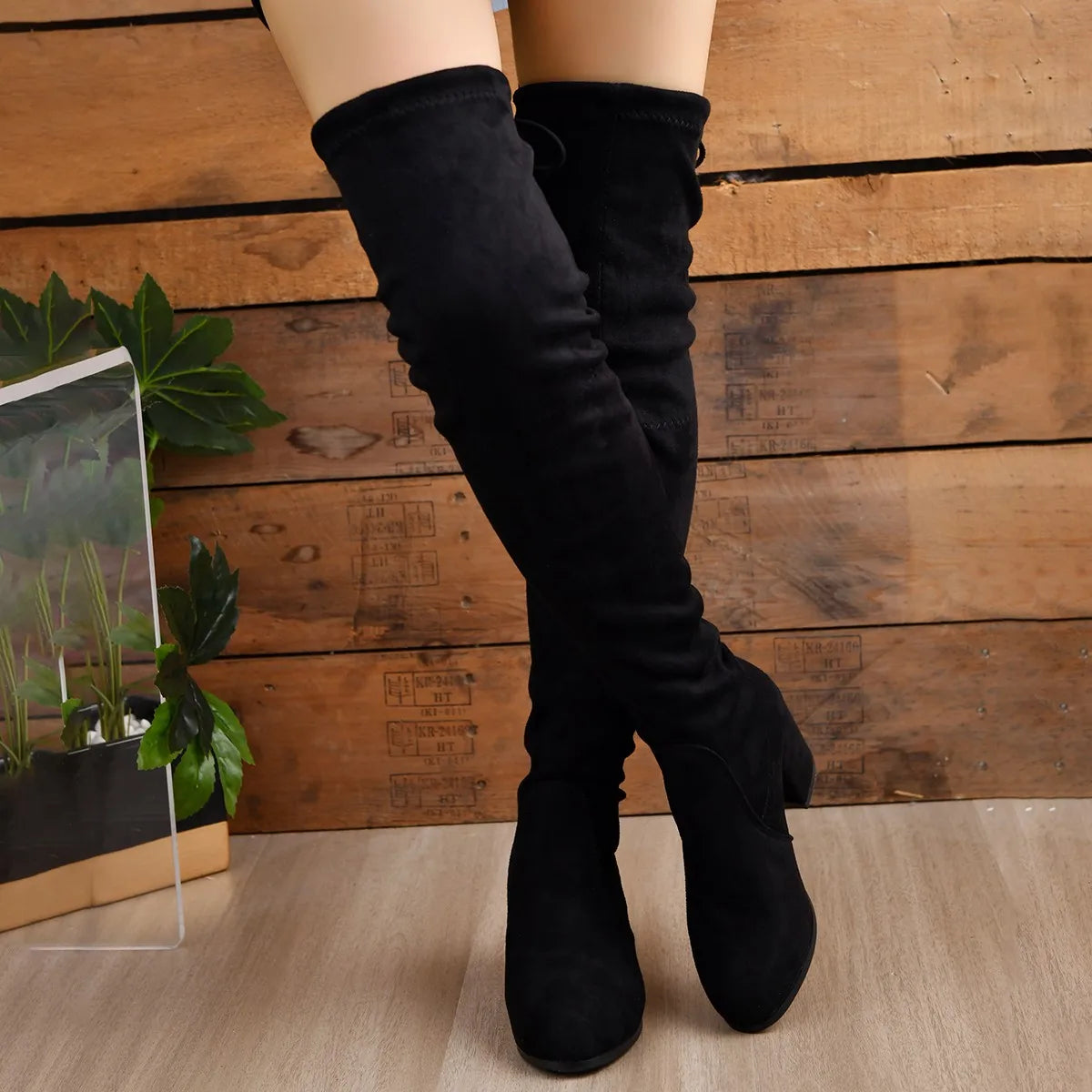 Éliarande - Schwarze Overknee-Stiefel aus Wildleder mit Schleife und Blockabsatz