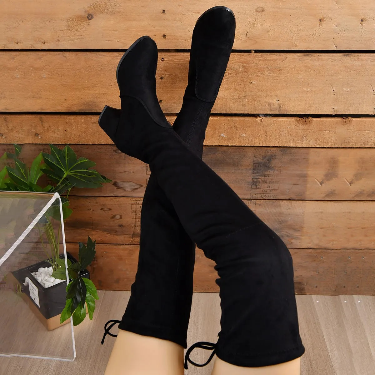 Éliarande - Schwarze Overknee-Stiefel aus Wildleder mit Schleife und Blockabsatz