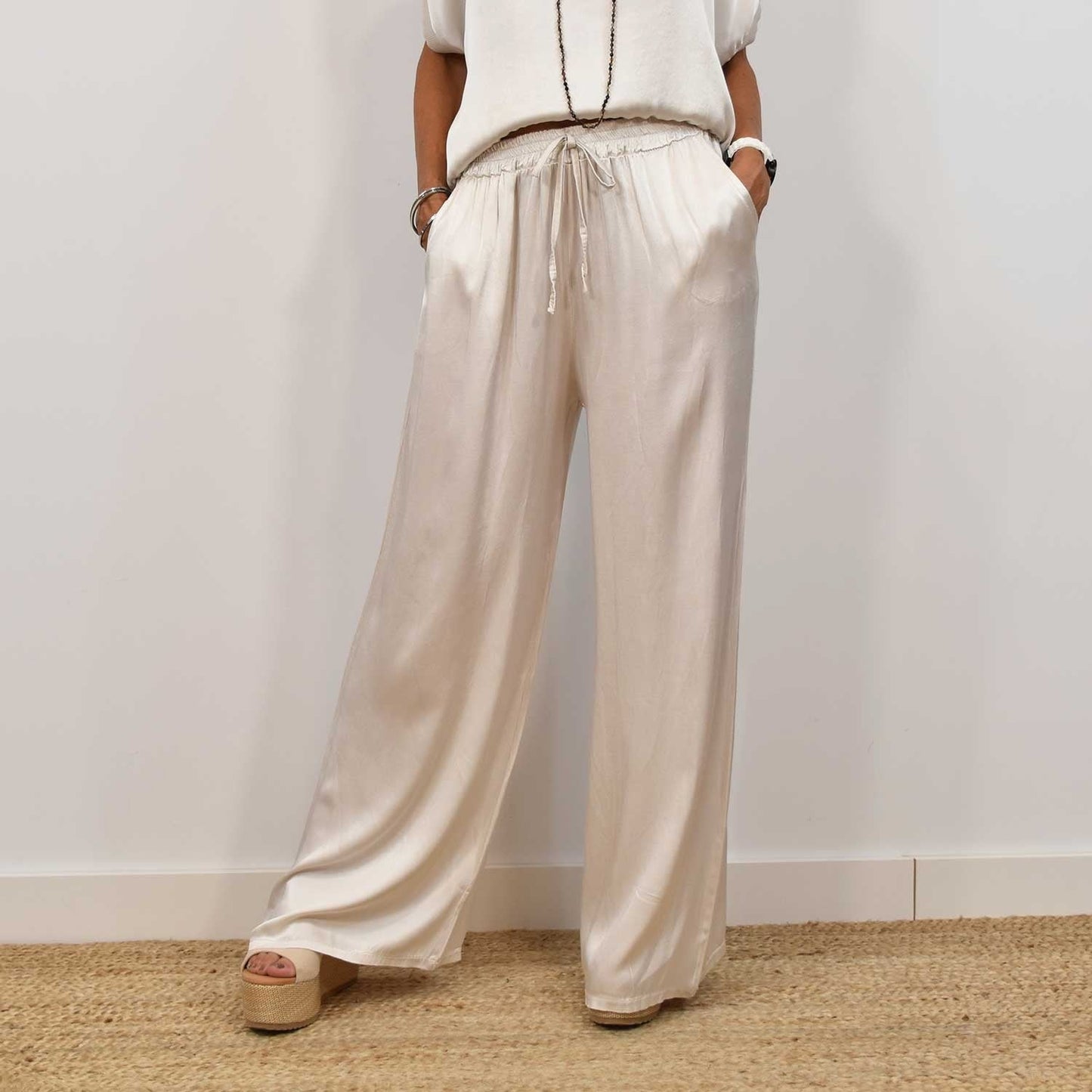 Rosalique - Satin Chic Ensemble – Fließendes Oberteil & Weite Hose