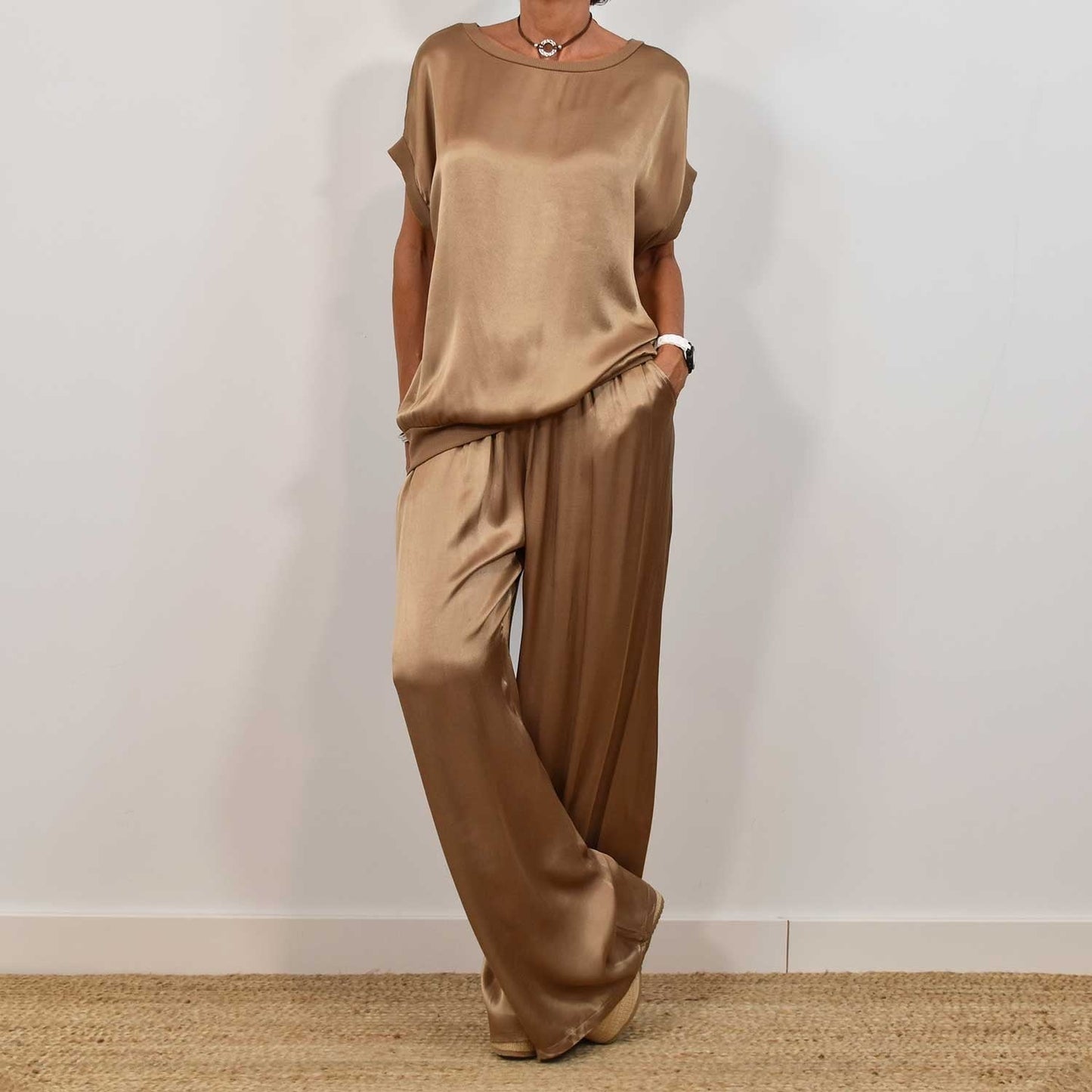 Rosalique - Satin Chic Ensemble – Fließendes Oberteil & Weite Hose