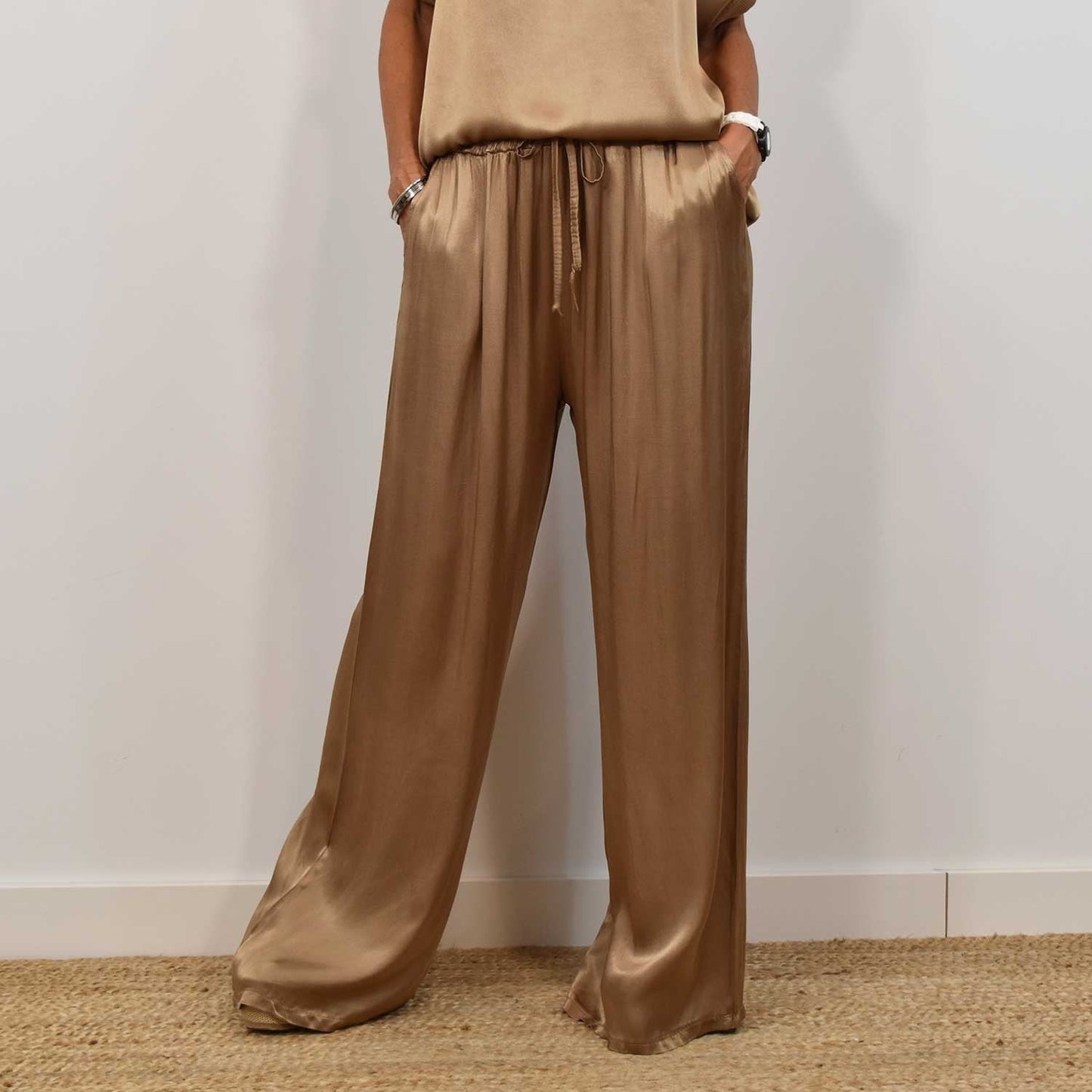 Rosalique - Satin Chic Ensemble – Fließendes Oberteil & Weite Hose
