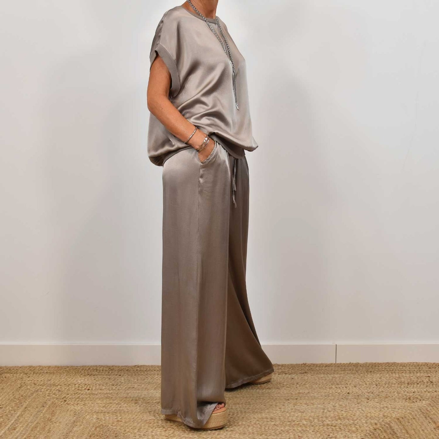 Rosalique - Satin Chic Ensemble – Fließendes Oberteil & Weite Hose