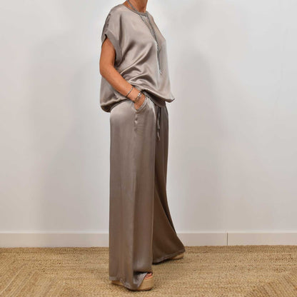 Rosalique - Satin Chic Ensemble – Fließendes Oberteil & Weite Hose