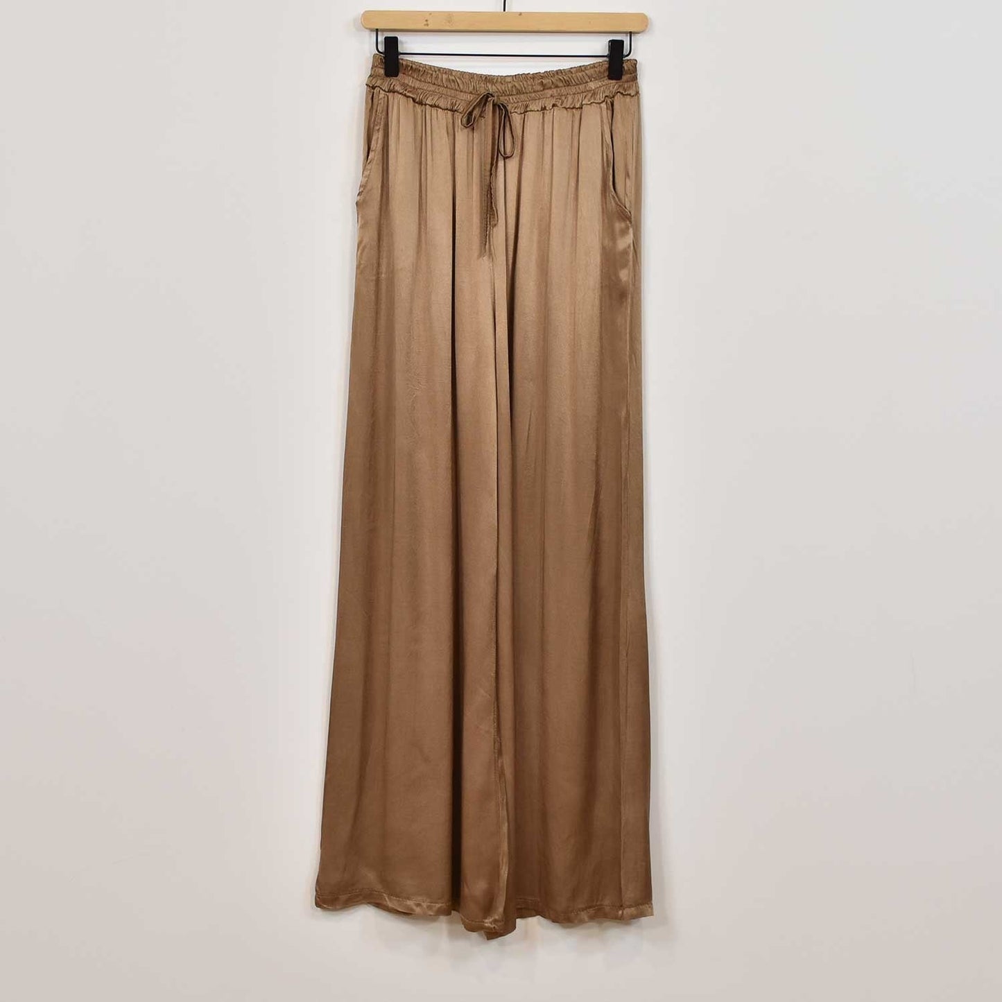 Rosalique - Satin Chic Ensemble – Fließendes Oberteil & Weite Hose