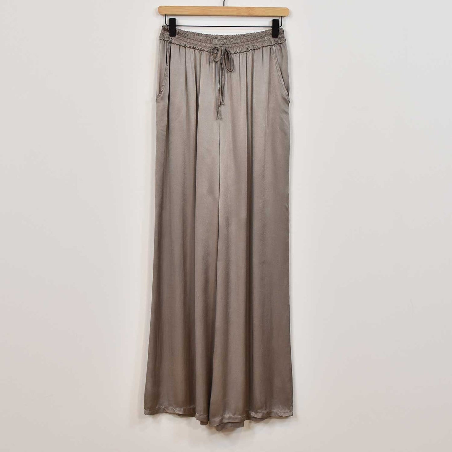 Rosalique - Satin Chic Ensemble – Fließendes Oberteil & Weite Hose